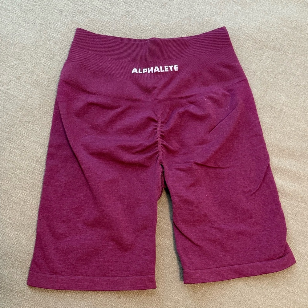 Alphalete amplify shorts
6.5 inch
Dark pink/fushia
Lightly worn- no pilling